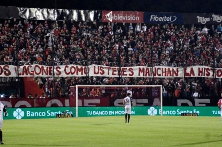 Los barras de Newell's amenazaron a los jugadores con banderas