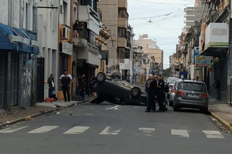 Un auto volcó en pleno centro 