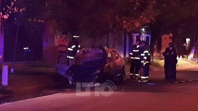 Un colectivo, una camioneta y un auto prendidos fuego