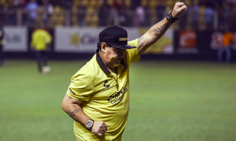 Diego Maradona vuelve a la Argentina para bautizar a su nieto y ya hay escándalo