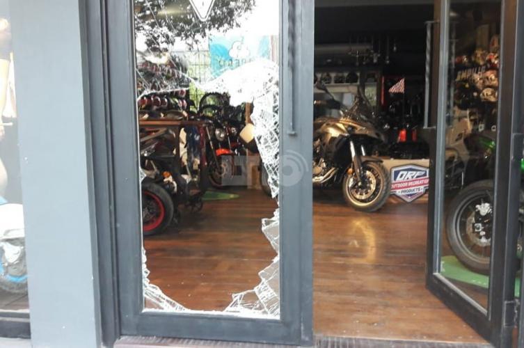 Robos y destrozos en dos locales de la ciudad