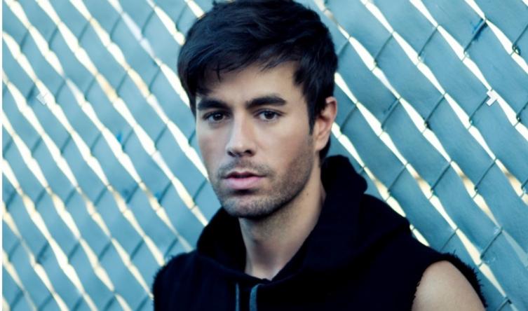 Enrique Iglesias, en un dilema moral: deberá elegir entre ganar millones o bajarse de un show “anti-derechos humanos”
