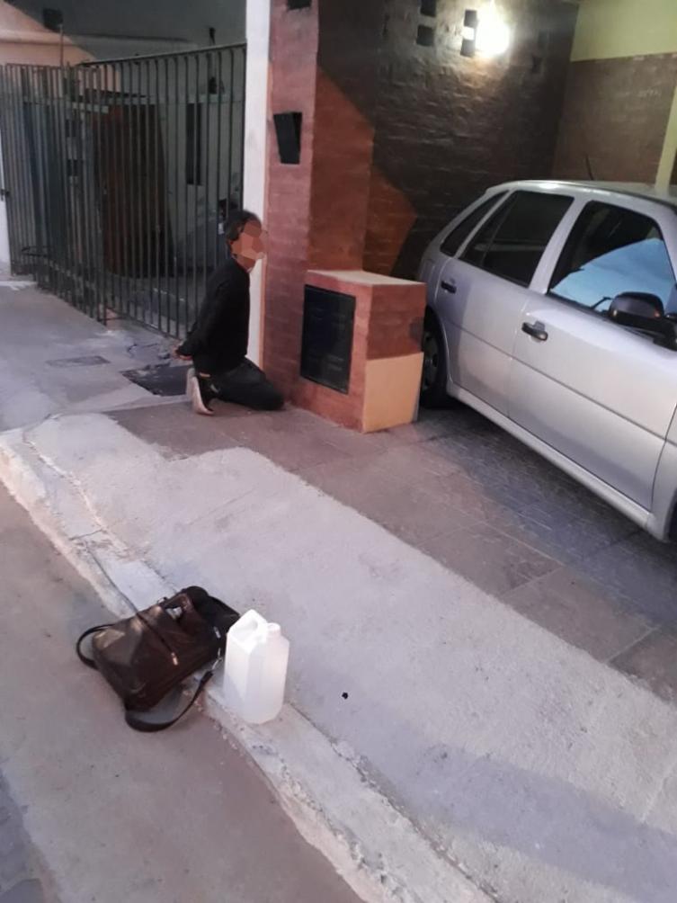 Detuvieron a un sujeto que intentaba quemar dos coches