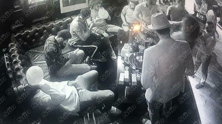 Escándalo en Inglaterra por un video con estrellas del Arsenal inhalando el “gas de la risa”