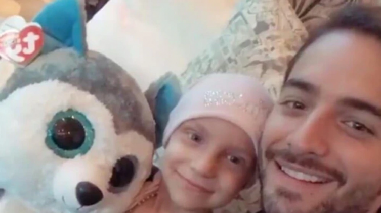 La conmovedora visita de Maluma a una niña argentina que padece cáncer