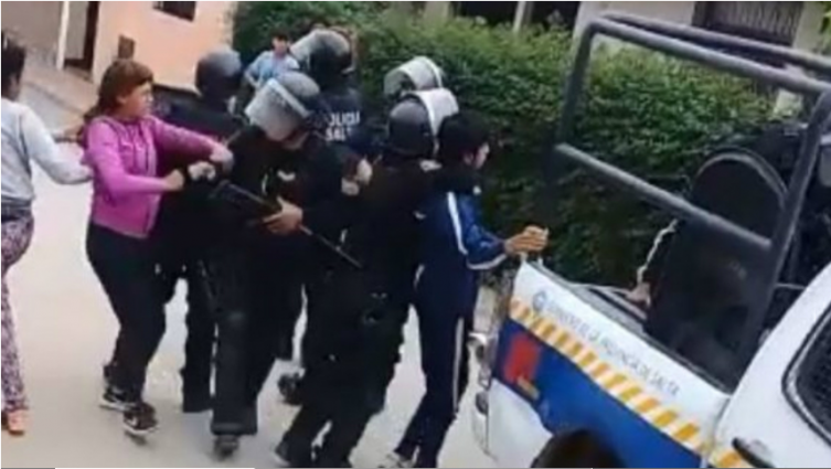 Policía disparó balas de pintura a una embarazada en Salta