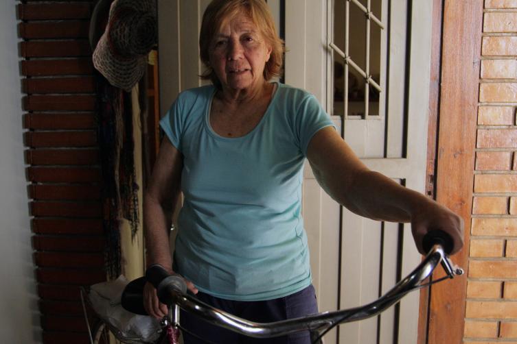 Una jubilada mendocina salió a comprar el pan en bicicleta y le hicieron una multa de $14.000 por no llevar casco