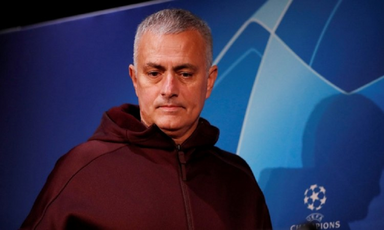 El Manchester United anunció la destitución de José Mourinho