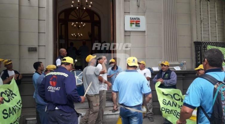 Obreros se manifiestan frente a Trabajo