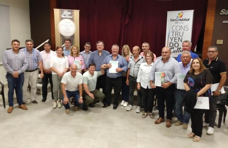 Entrega de aportes del FOM y maquinarias 