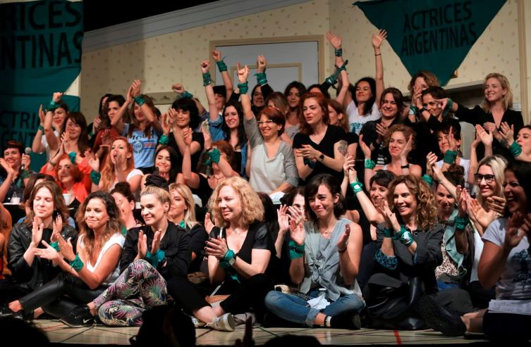 Las Actrices Argentinas no se detienen: Trataron de “rata” a Juan Darthés por su viaje a Brasil