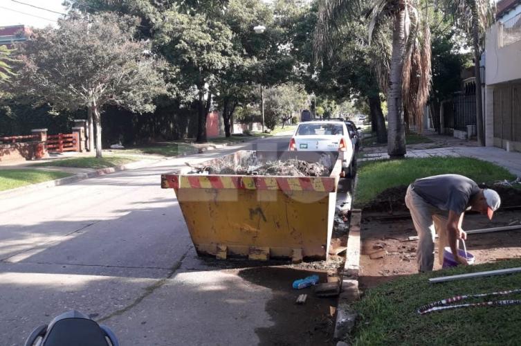 Sacó la cabeza por la ventanilla y murió