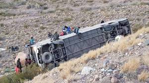 Mendoza: Dos muertos al desbarrancar un colectivo en Uspallata