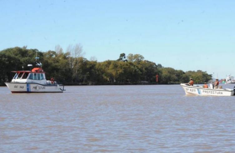 Discutió con su ex pareja y se arrojó al río con su auto
