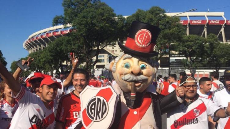 Miles de hinchas ingresan al Monumental para la megafiesta por la Copa Libertadores