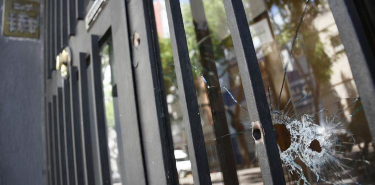 Balearon un edificio cercano a la casa del gobernador Lifschitz