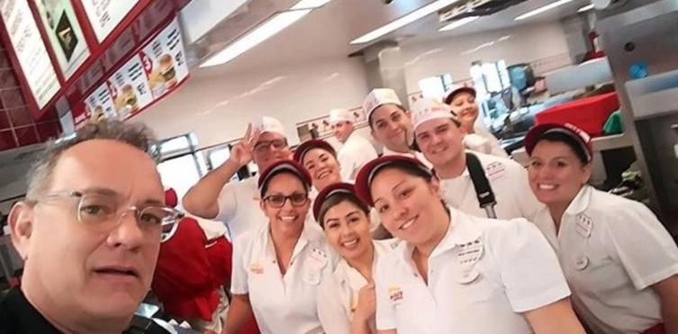 El gesto navideño de Tom Hanks: pagó una comida para todos los clientes de un restaurante