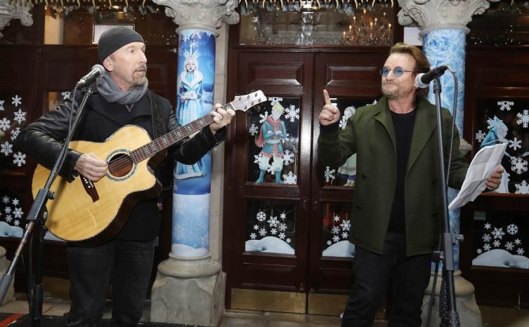 Bono y The Edge se convirtieron en músicos callejeros por un rato y sorprendieron en Dublín