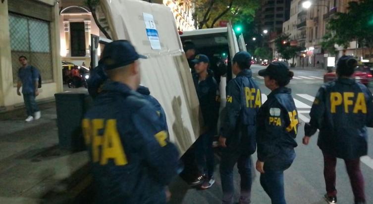 Incautan 31 cuadros del departamento de CFK en Recoleta