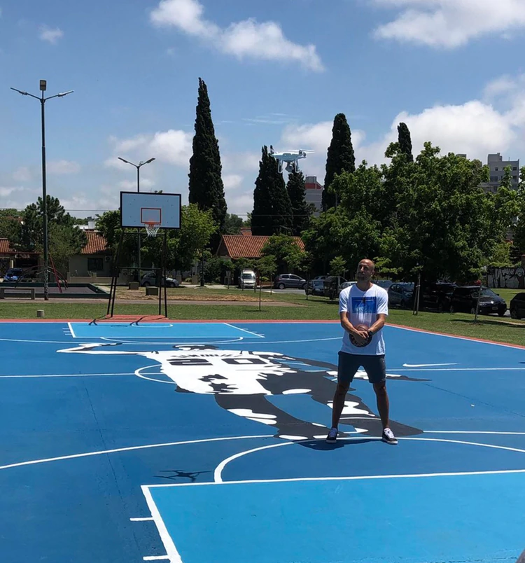 Manu Ginóbili apareció por sorpresa en una plaza de Saavedra y causó revuelo