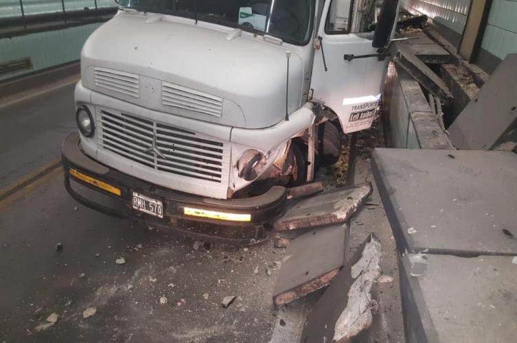 Un camión perdió el control en el túnel