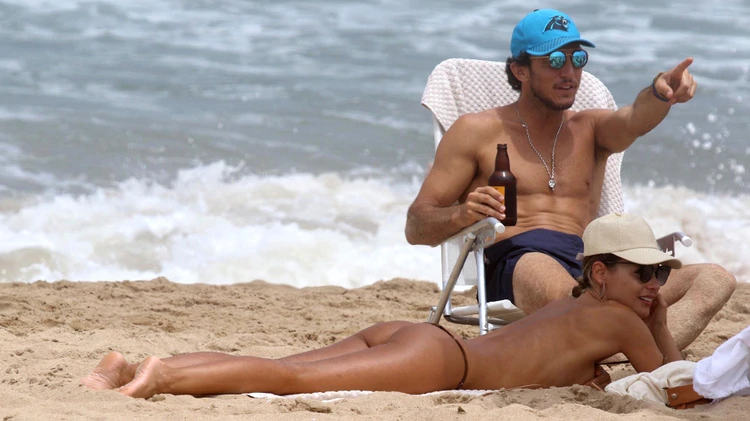 Relajada tarde playera de Pampita y Pico Mónaco en Punta del Este