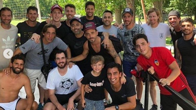 “Fulbito” de verano y fotos que ilusionan a los leprosos