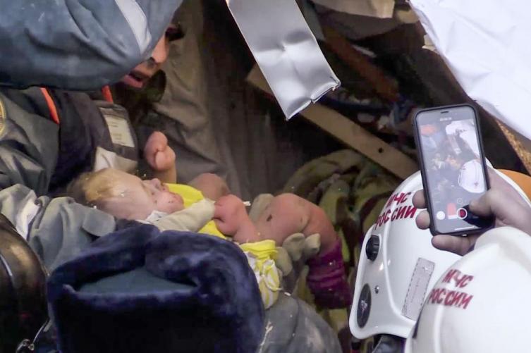 Rescatan a un bebé en medio de los escombros de un derrumbe