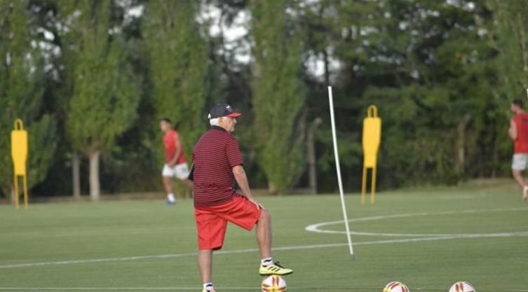Julio Comesaña tien su cuerpo técnico completo