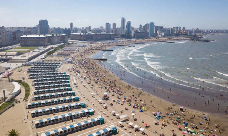 Cuánto se gasta en un día de playa en Mar del Plata, Pinamar y Punta del Este