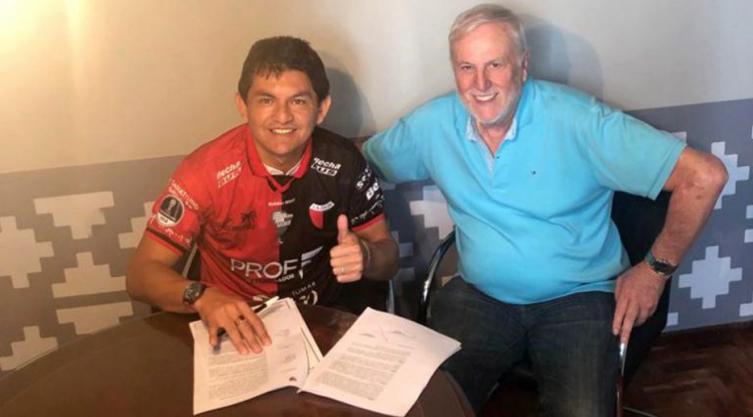 El Pulga Rodríguez firmó su contrato y lució la camiseta de Colón