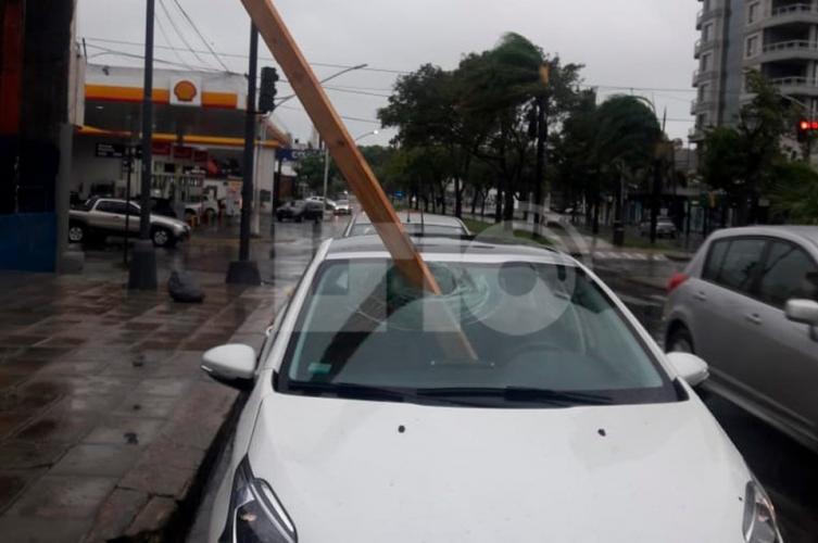 Una viga cayó desde el edificio de IAPOS y atravesó el auto