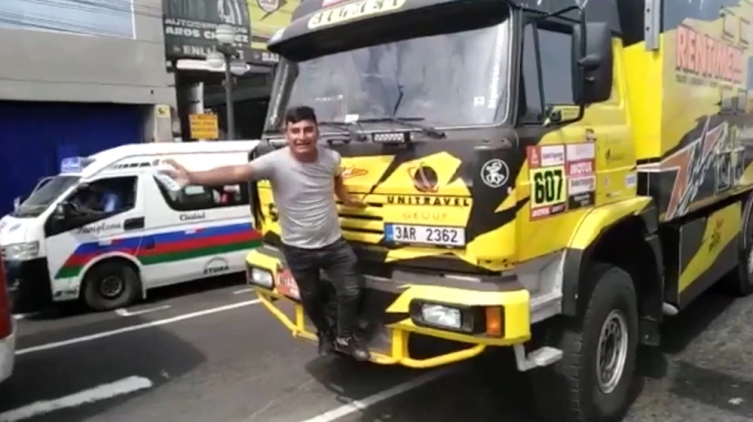 Un fanático del Dakar rompió un camión al tomarse una foto y provocó la ira del piloto