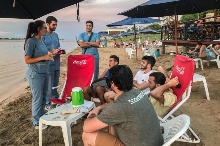 La campaña  “Bienestar y salud durante el verano” recorre playas y paradores