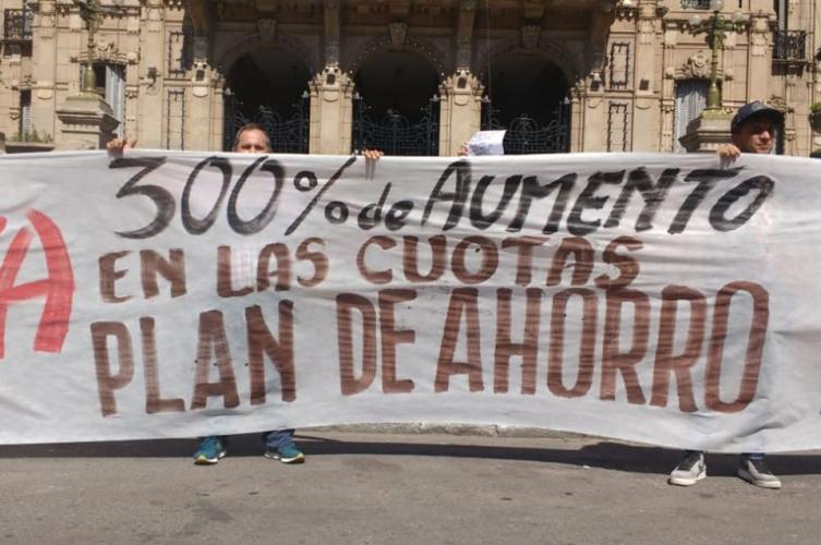 Autoplanes:  beneficiarios marchan en la costanera