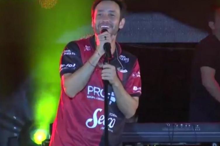 Luciano Pereyra cantó en el Festival del Pescador con la camiseta de Colón
