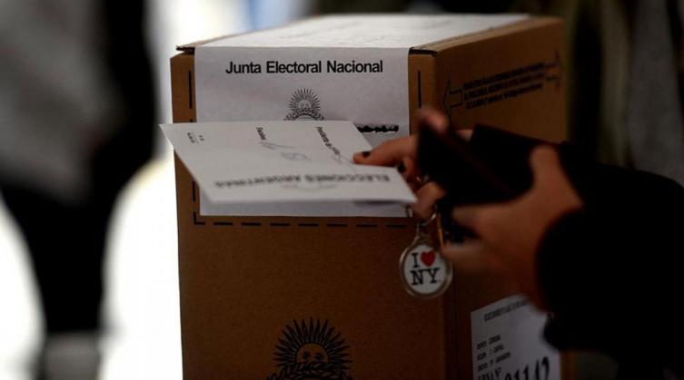 Habilitan voto por correo para argentinos residentes en el exterior