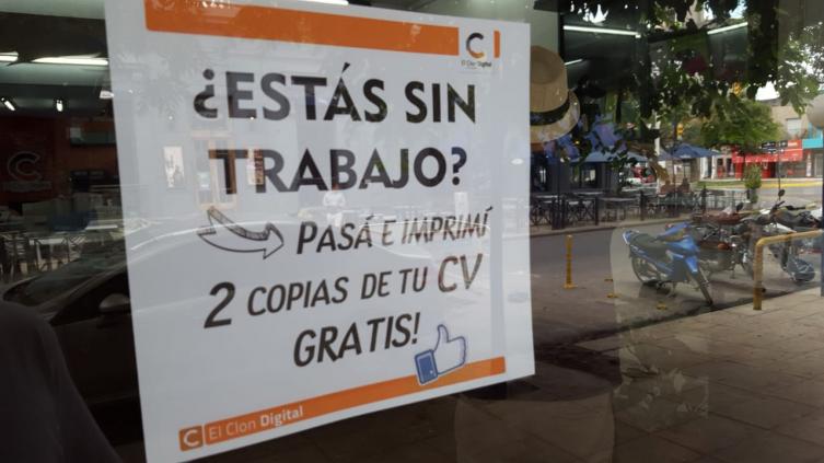 En un local santafesino imprimen currículums gratis para quiénes buscan trabajo