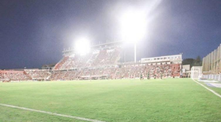 Están las nuevas luminarias para el estadio 15 de Abril