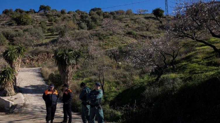 Cavan un túnel lateral para liberar al nene que cayó a un pozo en Málaga