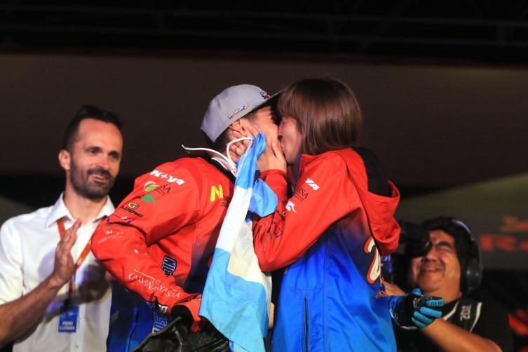 El argentino que ganó el Dakar le pidió casamiento a su novia en el podio