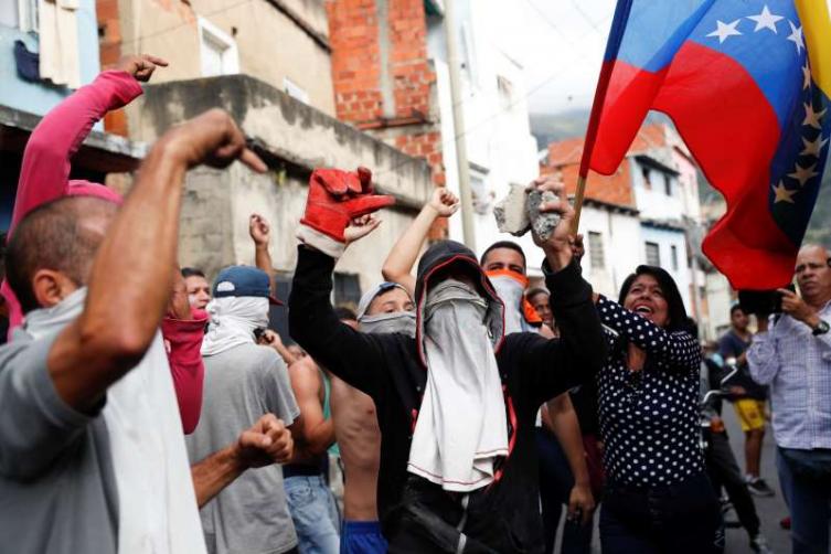 Protestas en Caracas tras la sublevación de grupo de militares contra Maduro