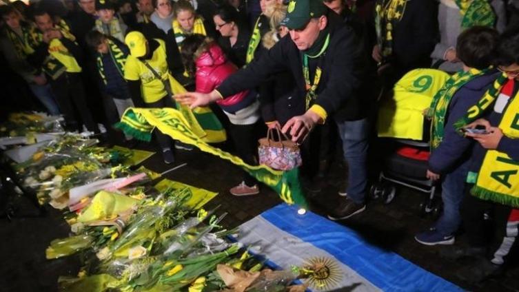 Emotiva vigilia en Nantes por Emiliano Sala