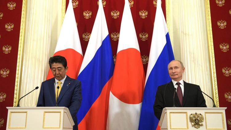 Vladimir Putin y Shinzo Abe prometen un acuerdo de paz