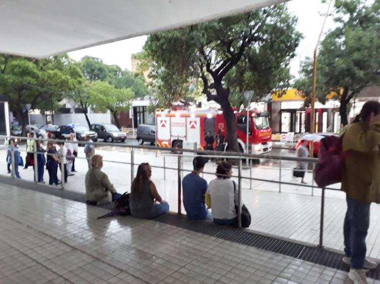 Colapsó el techo del Cemafe y debieron evacuar el lugar