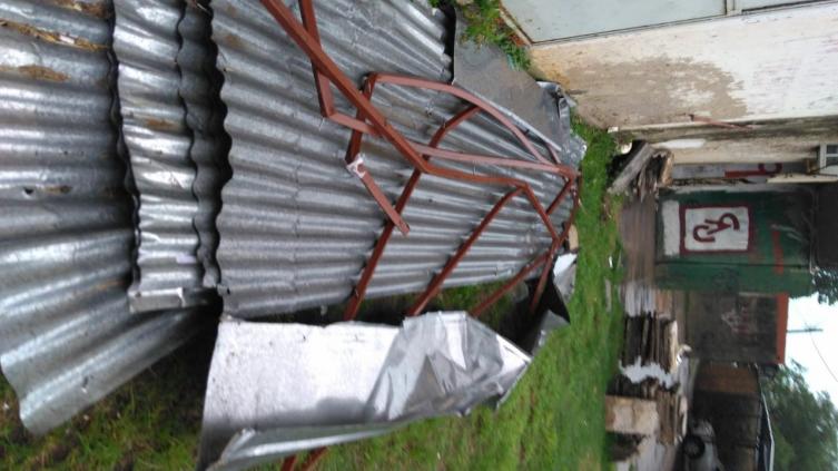 Con las intensas ráfagas de viento se voló una parte de un sobretecho de chapa 