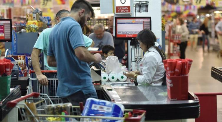 Según el Indec, la canasta básica aumentó un 52,9 por ciento en 2018 