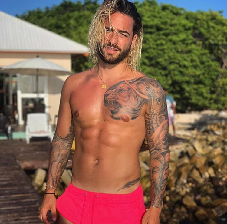 Con un tierno video, Maluma practica para ser papá