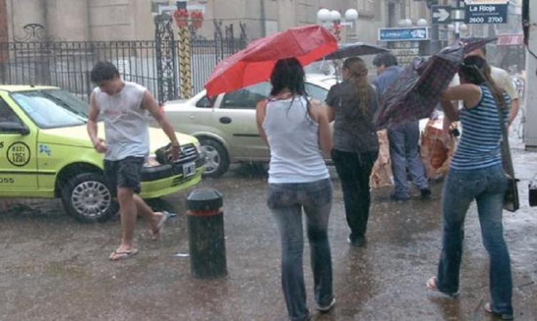 Lluvioso y con alerta por tormentas fuertes