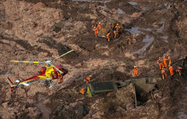 Brasil: encuentran bajo una montaña de barro un micro con pasajeros
